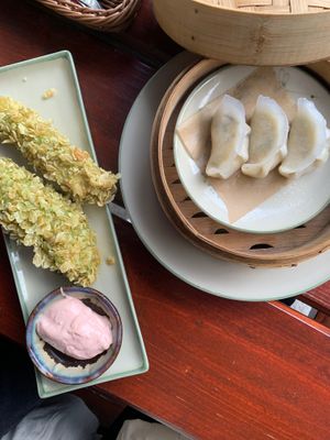 Crispy-Tofu mit Himbeersoße und Gemüse-Dumplings  at Vegan Bar in Schwerin