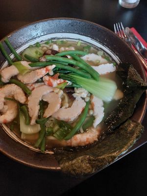 Vegan Ramen mit veganen Garnelen (Suppe und Nudeln sehr lecker, Garnelen Ersatz war nicht so meins) at Vegan Bar in Schwerin