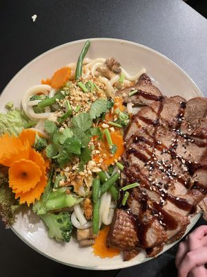 Udon mit knuspriger Ente  at Vegan Bar in Schwerin