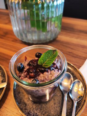 Milchreis mit Pflanzenmilch und Blaubeeren at Nina‘s Deli in Dreieich