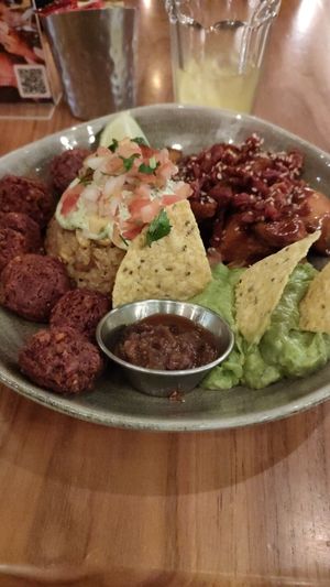 Bowl Mexicano con falafel como opción de proteína at New York Burger in Madrid