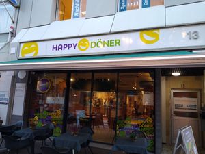 Front and outdoor seating at Happy Döner in Mainz
