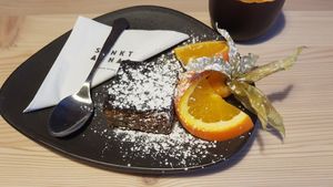 Vegan courgette cake at Sankt Annas - Augustenstraße  in Munich