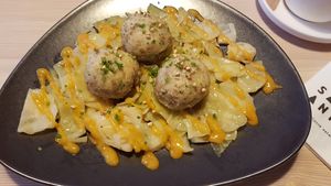 Vegan breze dumplings with cabbage at Sankt Annas - Augustenstraße  in Munich