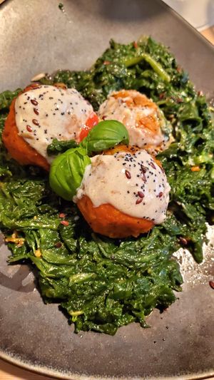 Tomaten Knödel auf Spinat at Sankt Annas - Augustenstraße  in Munich