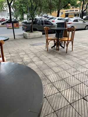 Mesas na calçada num ambiente super agradável  at Sorveteria Universal in Belo Horizonte