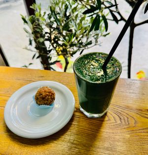 Slatka Spirulinka Smoothie and Carrot Cake. at Veganica in Subotica