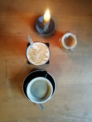 Americano and latte macchiato with oat milk at Café Schöllers in Bonn