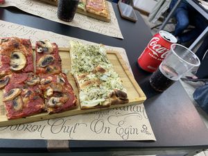 Pizza vegana de champiñones y pizza vegana de  cebolla  at D'Autore in Barcelona