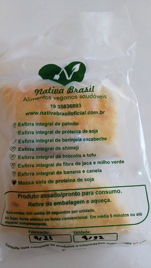 Esfirras de massa Síria recheadas com proteína de soja at Nativa Brasil in Sao Paulo