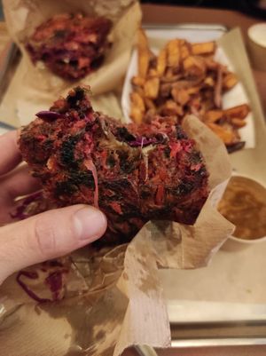 Vegan burger (vegetables tempura + Portobello + sauce + vegetables) at Patatak - La Bourse in Brussels