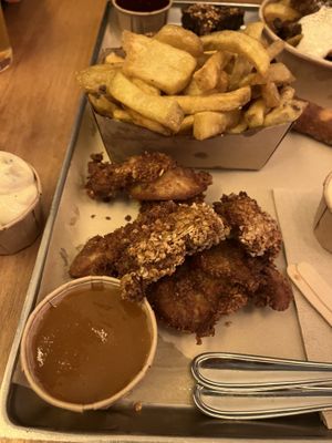Vegan wings de pleurotes 🌱, frites fraîches, sauces artisanales aïoli vegan 🌱, betteraves 🌱 + sauce apple curry 🌱   at Patatak - La Bourse in Brussels