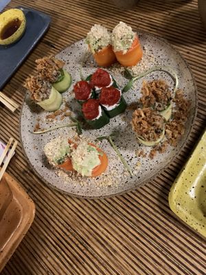 Sushi delicioso, e a com combinações de sabores que esses fazem é maravilhosa. Recomendo!  at Beji Sushi in Belo Horizonte