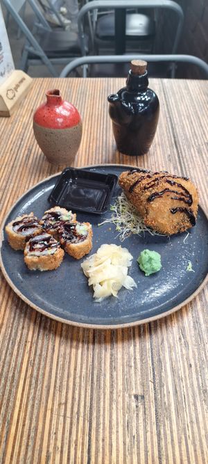 Temaki hot alho poró com castanha de caju e poçāo de hot alho poró at Beji Sushi in Belo Horizonte