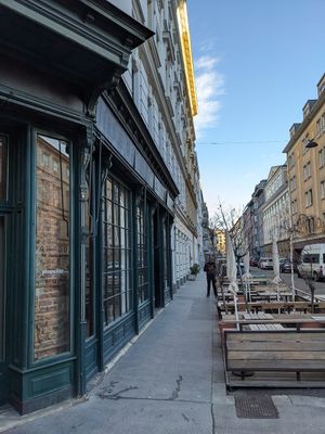 Facade and outside seating at Propeller in Vienna