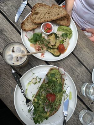 Veganes Frühstück und Avocado Brot (extra ohne frischkäse, sonst ist es nicht vegan)  at Propeller in Vienna
