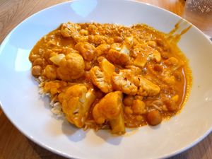 Chickpea and cauliflower curry at Cultivate Food in Oslo