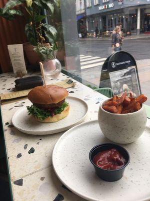 Aioli Burger mit Süßkartoffel-Pommes  at Cultivate Food in Oslo