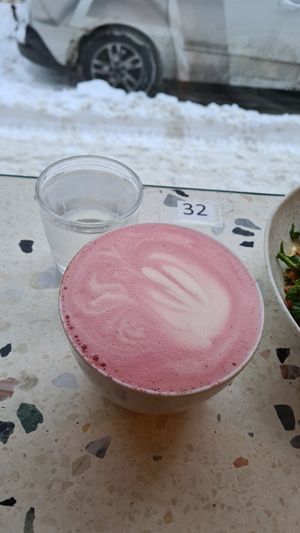 Pink Latte with oatmilk at Cultivate Food in Oslo