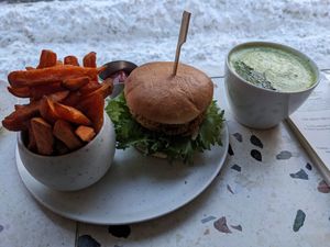 Chicken burger and sweet potato chips at Cultivate Food in Oslo