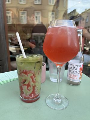 Kombucha with ice cubes and strawberry matcha lattee  at Cultivate Food in Oslo
