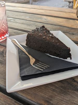 Vegan chocolate cake at Zoomers in Castricum