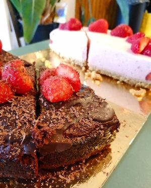 vegan chocolate strawberry cake at Buna Koffiebar in Castricum