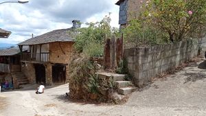 The outer street at La Estrategia del Caracol in Santalla Del Bierzo