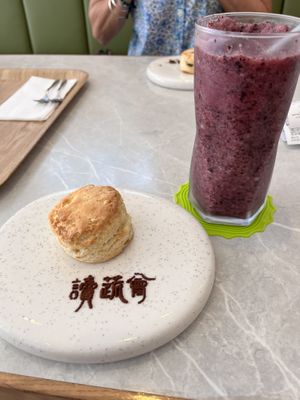 Scone and smoothie   at Yangming Spring - 陽明春天蔬食 - Branch Da'an in Taipei
