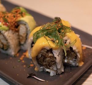 Karikaze
Heura furai, queso de anacardos, cebolla caramelizada, salsa spicy y alga wakame. at Veg & the Gang - Carrer Casanova in Barcelona