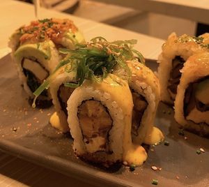 Let me roll it
Blend de setas, cebolla china, aguacate y queso de anacardos, rebozado en panko con mayonesa de maracuyá y lima kaffir.  at Veg & the Gang - Carrer Casanova in Barcelona