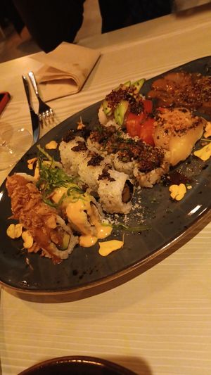 Tabla de makis y sushi at Veg & the Gang - Carrer Casanova in Barcelona