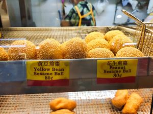 Sesame balls at Delisnacks 德利食 - Fengshan in East Singapore