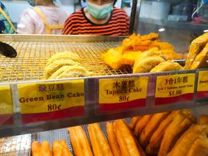Fried items at Delisnacks 德利食 - Fengshan in East Singapore