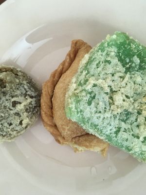 From left to right: fried green bean cake (sweet); vegan curry puff (savoury); fried tapioca cake (sweet)  at Lee Kee Pisang Goreng 李記香蕉炸 in East Singapore
