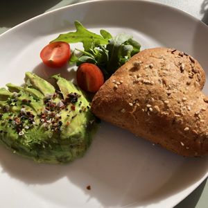 Avocado-Fächer mit dunklem Brötchen  at Canaletto in Pirna