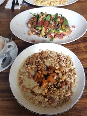 Porridge mit Apfelkompott u. Granola / Avocado Ciabatta Toast at Rosie's Kitchen in Dusseldorf