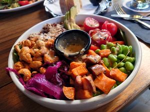 Spinat-Süsskarroffel-Bowl at Rosie's Kitchen in Dusseldorf