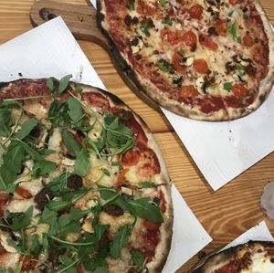 Las dos pizzas veganas de la pizzería   at Pizzeria Al Natural Slice in Sevilla