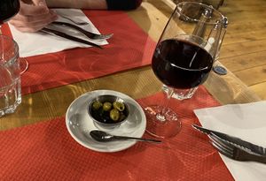 olives et vin at Atelier d'Élise in Aix-les-bains