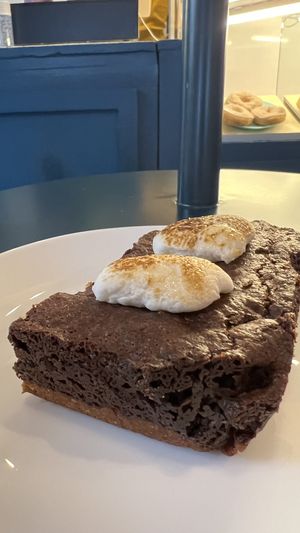 A great place for desserts and all vegan. Staff is friendly . I’m so happy they have a vegan s’mores brownie .  at I Quit - Café & Bakery in Mexico City