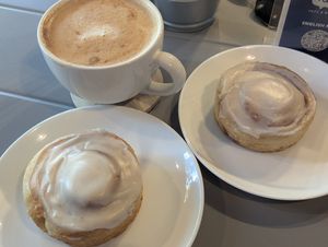 2 for 1 Cinnamon rolls on Thursday with oat latte at I Quit - Café & Bakery in Mexico City