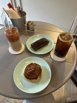 Lotus roll, vegansito dessert, iced chai latter and iced americano  at I Quit - Café & Bakery in Mexico City