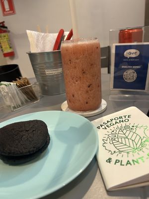 Oreo Keto y tisana en frappe 🖤✨  at I Quit - Café & Bakery in Mexico City