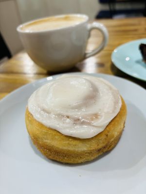 Rol de canela y latte  at I Quit - Café & Bakery in Mexico City