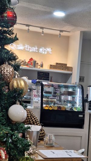 Here some piece of advice! 🎄✨️💅🏻 at I Quit - Café & Bakery in Mexico City