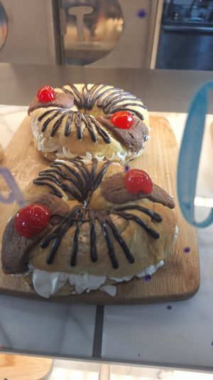 Tienen roscas rellenas 🫢❤️✨️👑 at I Quit - Café & Bakery in Mexico City