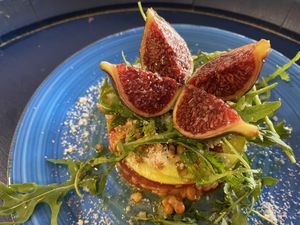 Ensalada de garbanzos, manzana e higos. at Lola's Brunch in El Prat De Llobregat