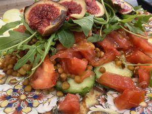 Ensalada de lentejas, rúcula, tomate y vinagreta de miel. at Lola's Brunch in El Prat De Llobregat