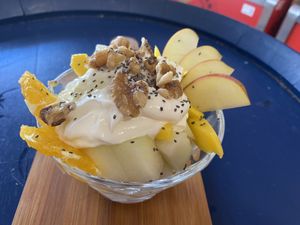 Bowl de frutas con yogurt de soja y nueces. at Lola's Brunch in El Prat De Llobregat